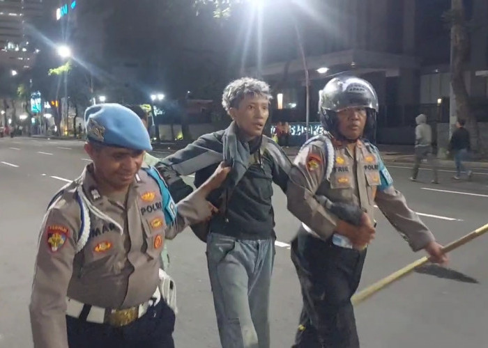 Tangkap 24 Demonstran #IndonesiaSekarat di Surabaya, Polisi Pulangkan 14 Orang