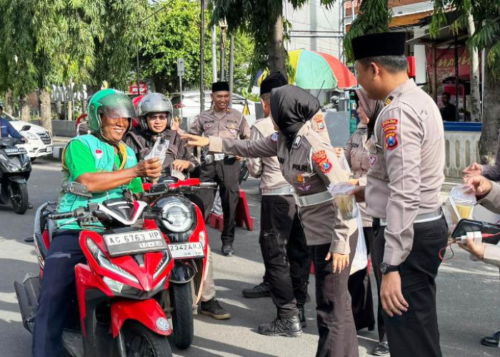 Subditkamsel Ditlantas Polda Jatim dan Satlantas Polres Kediri Kota Berbagi Takjil Ramadan