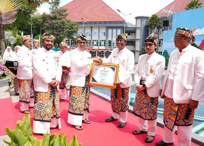  Pemkot Batu Anugerahkan Lencana Hakaryo Guno Mamayu Bawono 2025 kepada 25 Tokoh dan Instansi