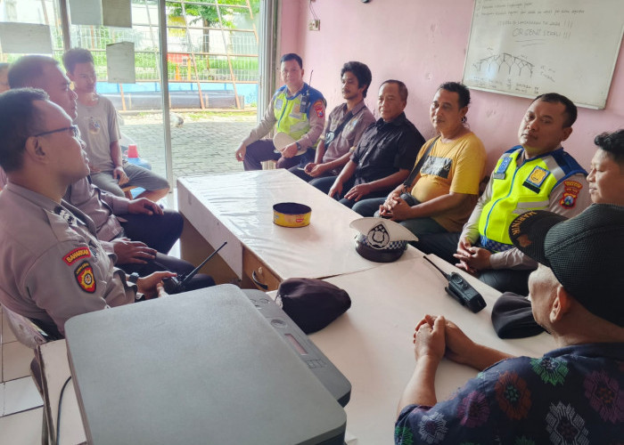 Polsek Wonocolo Gelar Jumat Curhat di Pasar LPMK Siwalankerto, Sosialisasi KUHP Baru