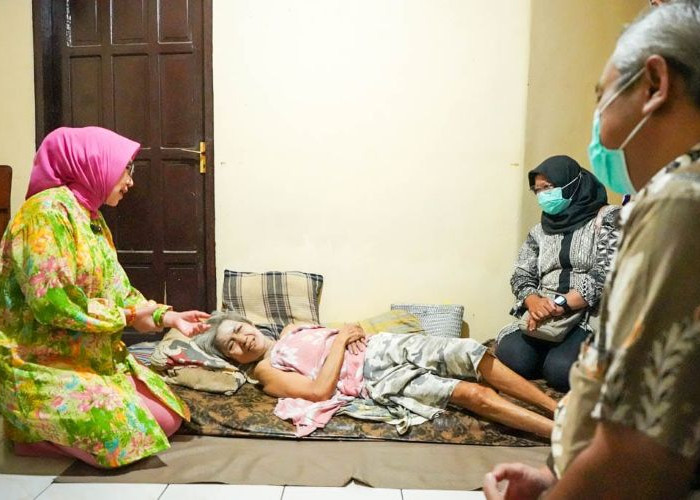 Bunda Indah Jenguk Lansia Lumajang Sakit, Serahkan Bantuan Uang Tunai