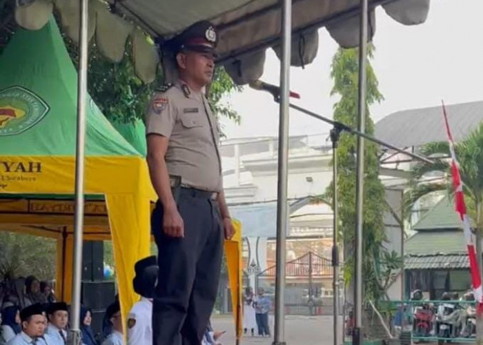 Hari Pertama MPLS di Surabaya, Bhabinkamtibmas Polsek Bubutan Ajak Siswa SMA Takmiriyah Jauhi Gangster