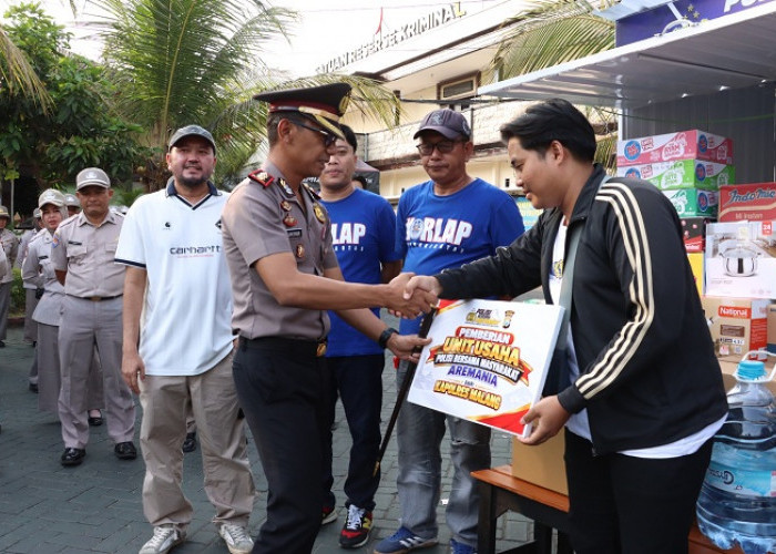 Polres Malang Beri 10 Rombong UMKM untuk Aremania, Kapolres Minta Jaga Kamtibmas