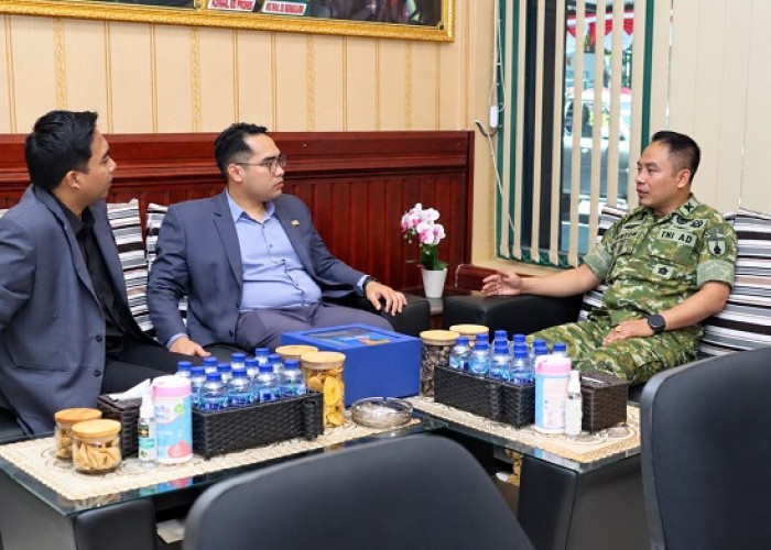 Dandim 0821 Lumajang Terima Ucapan HUT Ke-81 TNI dari Manajer Aston Inn