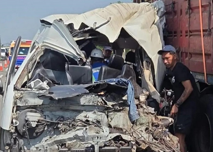 HiAce Rombongan Suporter PSS Sleman Kecelakaan di Tol Madiun, 4 Orang Tewas