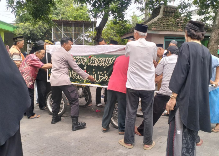 Anggota Polsek Buduran Bantu Prosesi Pemakaman Warga