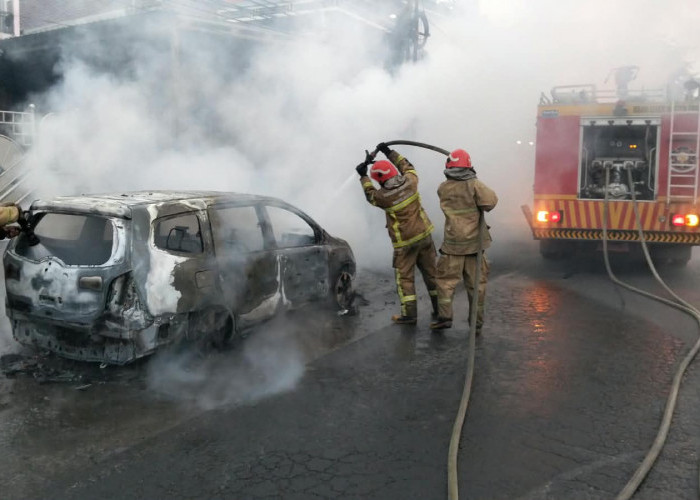 Grand Livina Ludes Terbakar di Cerme Gresik, Persneling Sempat Macet