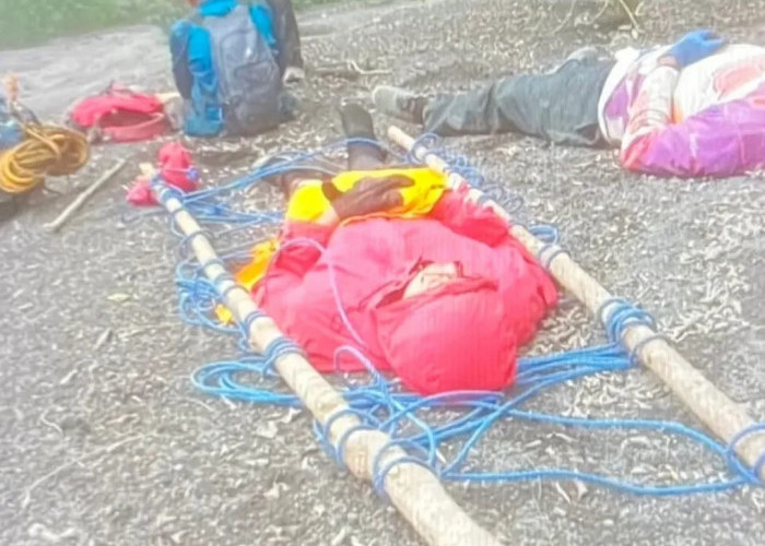 Pendaki Semeru Lewat Jalur Ilegal Terjatuh ke Jurang dan Patah Tulang