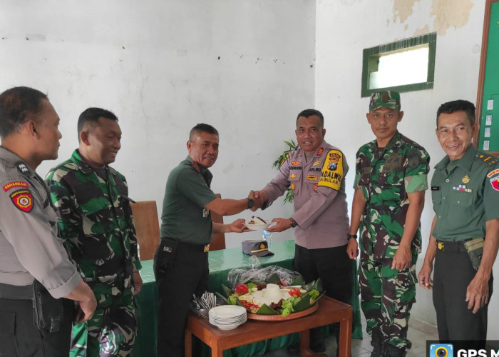 Wujudkan Sinergitas TNI-Polri, Kapolsek Bubulan Syukuran Bareng Danramil di HUT TNI Ke-79