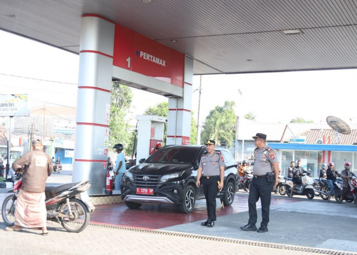 Kapolres Jombang Cek Stok BBM di SPBU Mojosongo, Patroli Jogo Omah Sapa Warga