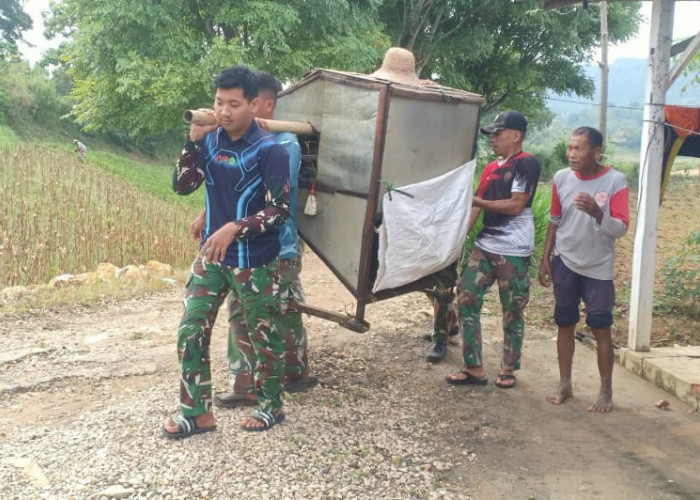Serda Rama Eka Putra Bantu Petani Angkat Alat Perontok Padi di Dusun Karang