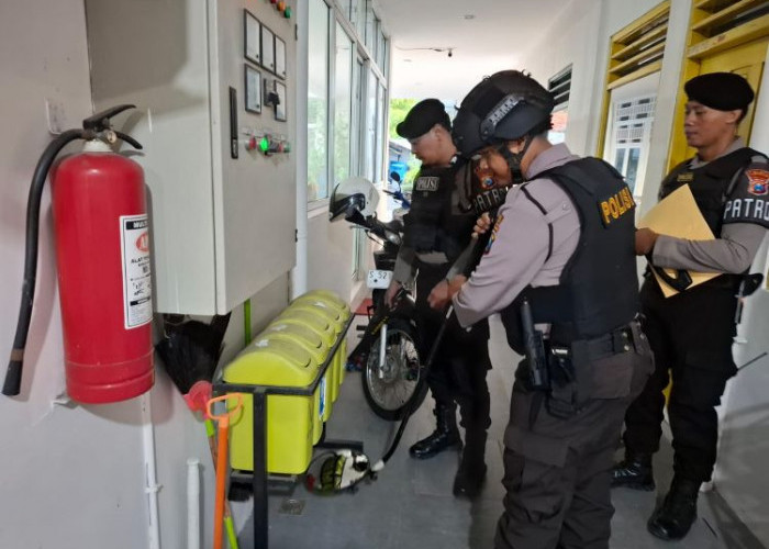 Polres Lamongan Sterilisasi dan Lakukan Body Screening di Gereja