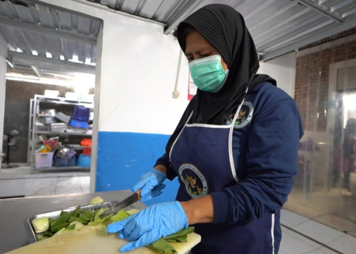 Dapur MBG di Klaten Bantu Sutarti Biayai Anak Lawan Kanker dan Cuci Darah