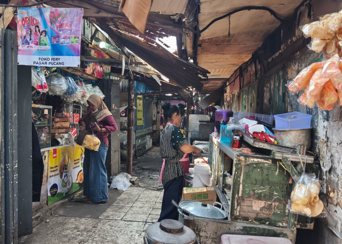Pedagang Emperan Pasar Pucang Anom Rutin Bayar Retribusi 4 Bulanan 