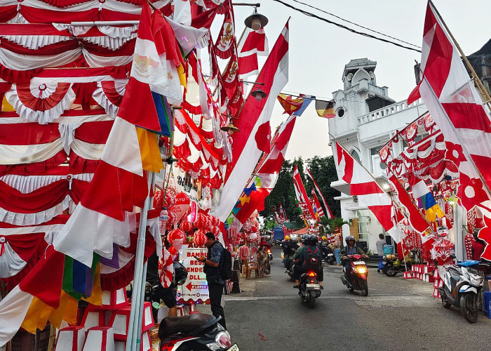 Jelang HUT RI, Kampung Bendera Darmokali Tetap Semarak, Pedagang Dibayangi Gempuran Toko Online