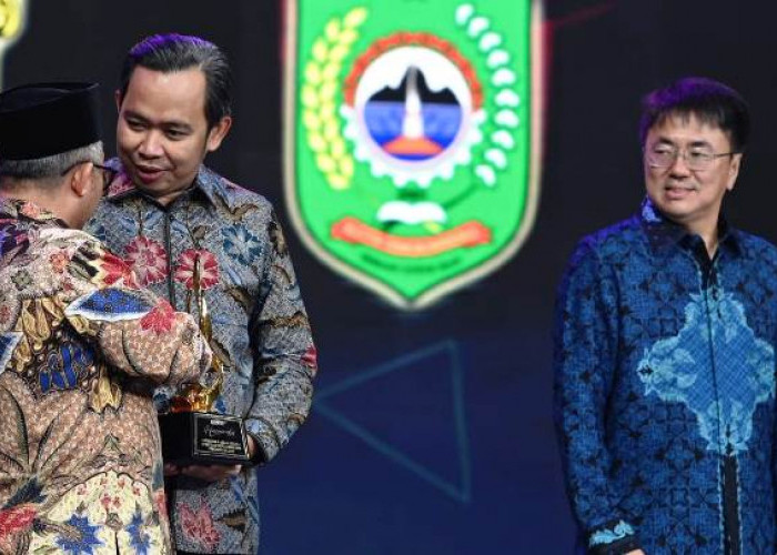 Komitmen di Bidang Pendidikan dan Kesehatan, Bupati Jember Fawait Raih Penghargaan