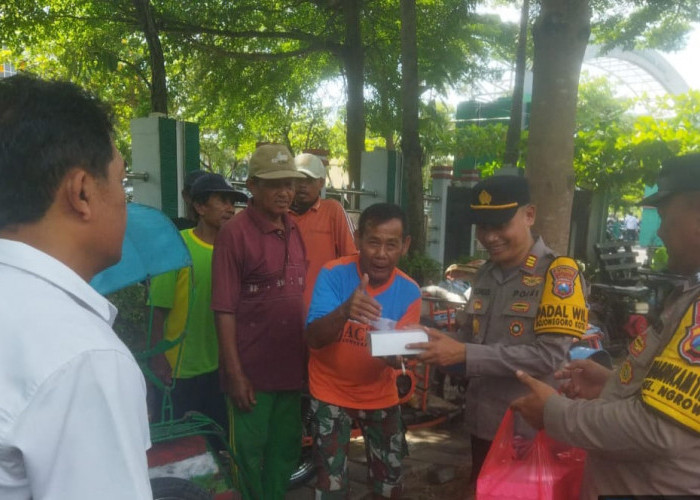 Polsek Bojonegoro Kota Bagikan 100 Nasi Bungkus ke Warga