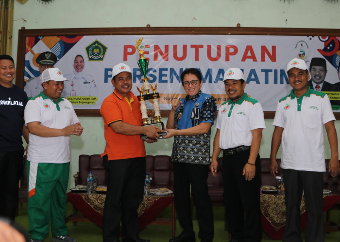 Raih Juara Umum Porseni MA se-Jatim, Pj Adriyanto Berikan Thropy ke Kepala Kemenag  Bojonegoro