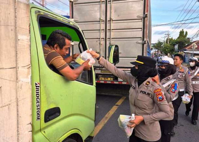 Polresta Banyuwangi Peduli: Bagikan Mamiri kepada Pengguna Jalan yang Terjebak Kepadatan di Pelabuhan Ketapang