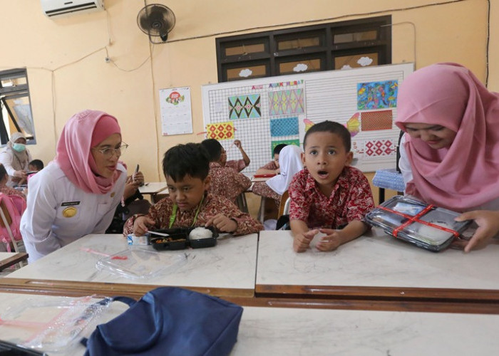 Tinjau Pelaksanaan Uji Coba Makan Gratis, Pjs Wali Kota Surabaya Minta Perhatikan Variasi Menu