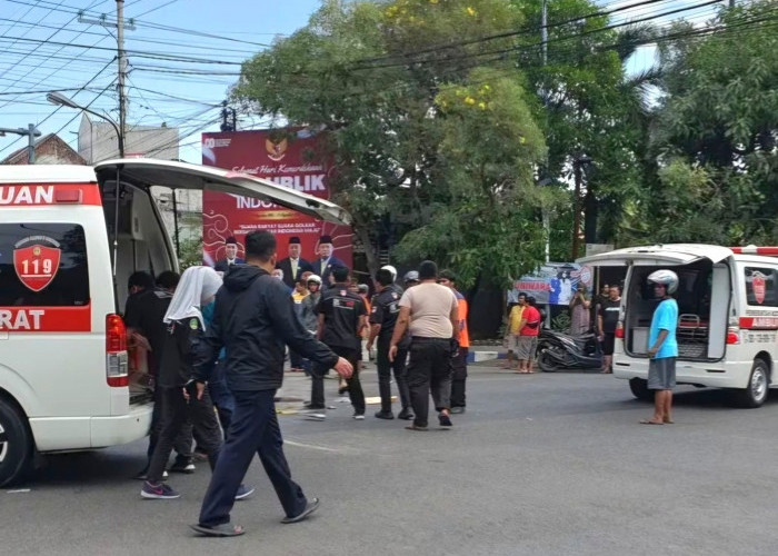 Terobos Lampu Merah, Pemotor Tabrak Mobil Damkar Pasuruan 
