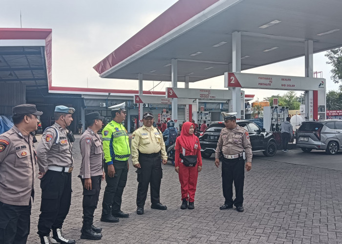 Anggota Polsek Sukomanunggal Perketat Pengamanan SPBU Simo Pomahan Guna Jaga Kondusifitas