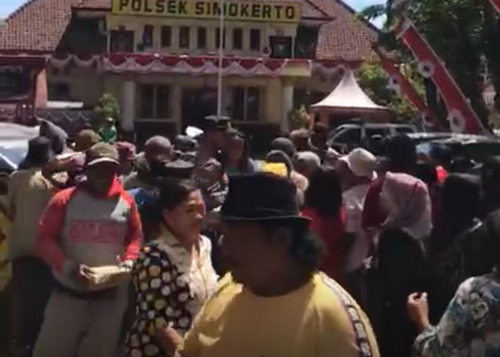 Polsek Simokerto Tebar Kebaikan, Ratusan Warga Antusias Terima Nasi Kotak Gratis