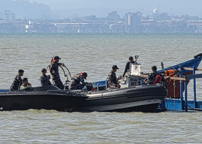 Tim Unsur Operasi Guspurla Koarmada II Evakuasi KM Harapan Jaya yang Alami Kebocoran