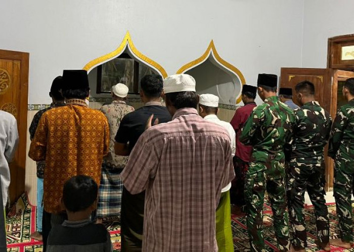 Satgas TMMD Ke-127 Kodim 0827/Sumenep Tarawih Bersama Warga Desa Mandala