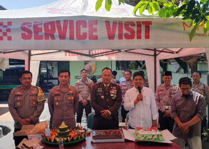 Kapolsek Rungkut Berikan Kejutan Ulang Tahun TNI ke-79 di Koramil 0831/05