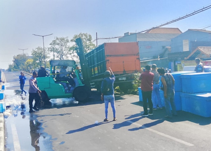 Polisi Gerak Cepat Tangani Truk Terguling di Bypass Juanda