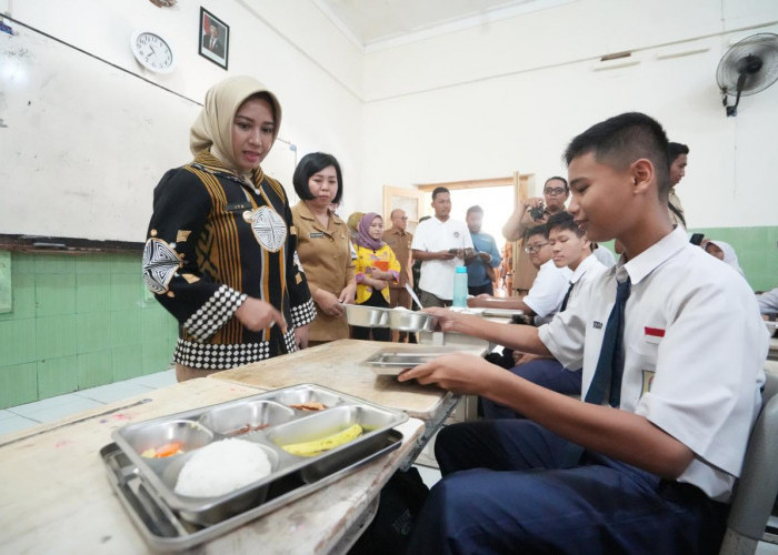 Pastikan Berjalan Aman dan Lancar, Wali Kota Mojokerto Pantau Distribusi MBG di Sekolah