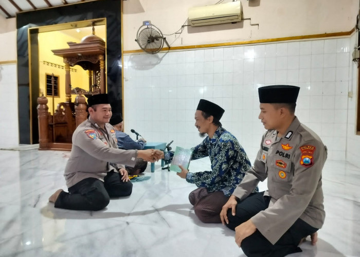 Patroli Dialogis saat Tadarus, Bhabinkamtibmas Berikan Sarana Komunikasi Alquran Ke Imam Masjid Burhanudin