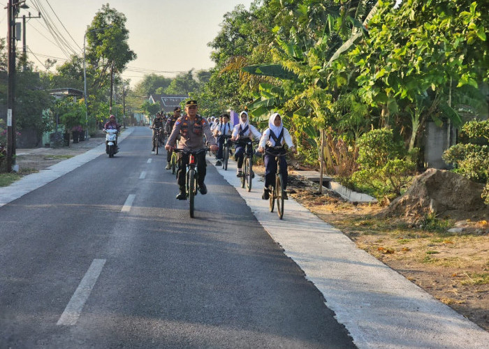 Polisi Ngawi Gowes Bareng Pelajar ke Sekolah, Edukasi Tertib Berlalu Lintas Sejak Dini