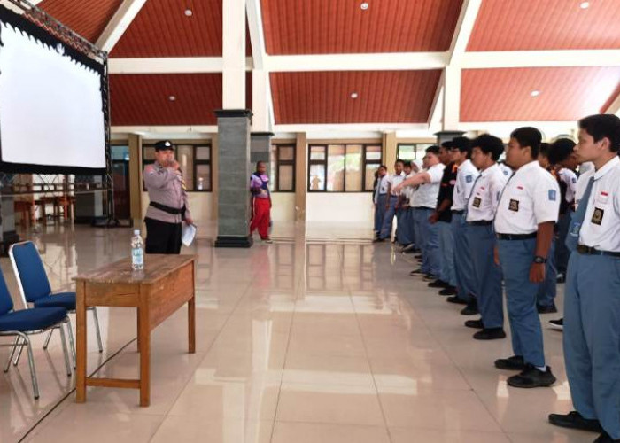 Polsek Tenggilis Mejoyo Tanamkan Disiplin dan Kesadaran Harkamtibmas di SMKN 12 Surabaya