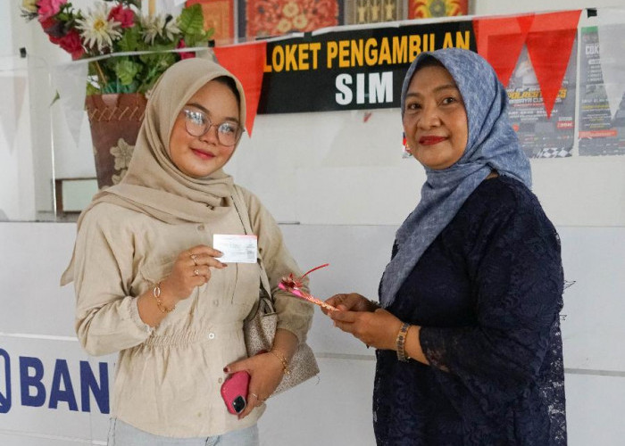 Peringatan Hari Kartini, Petugas Satpas Colombo Berkebaya Sambil Berbagi Coklat ke Pemohon SIM