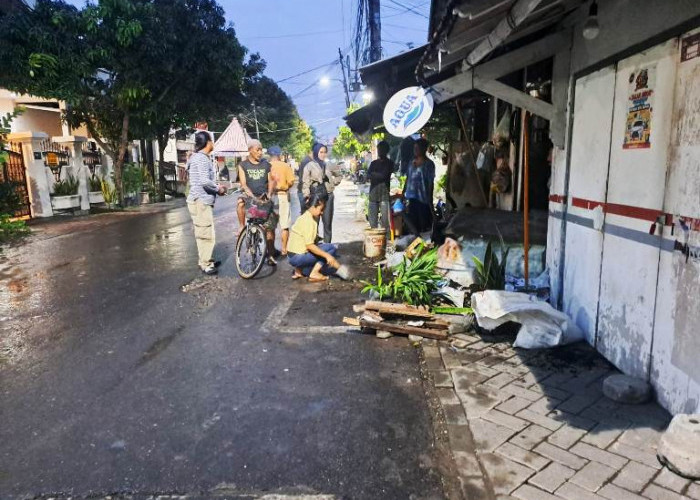 Pengemudi Ngantuk, Mobil Chery Tabrak Teras Rumah Warga dan Scoopy di Mojo Kidul
