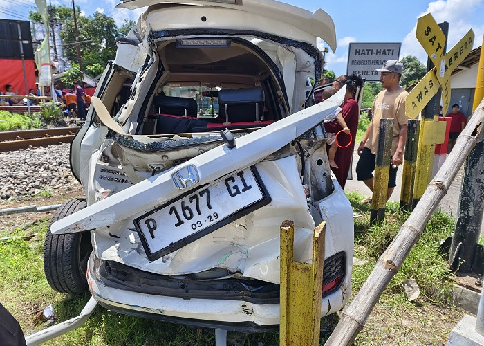 Sopir Mobilio Lalai, Tertabrak KA Pandalungan di Perlintasan Liar