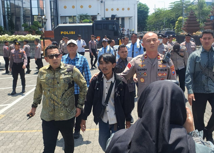Aksi Massa Tolak MBG di DPRD Jatim Memanas