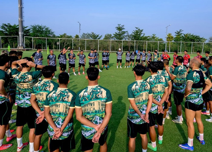Persebaya Kenang Andie Peci dengan Pita Hitam Saat Jamu PSIS Semarang di Gelora Bung Tomo