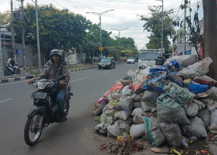 Libur Pemilu, Sampah di Jalan Pandegiling Surabaya Menumpuk