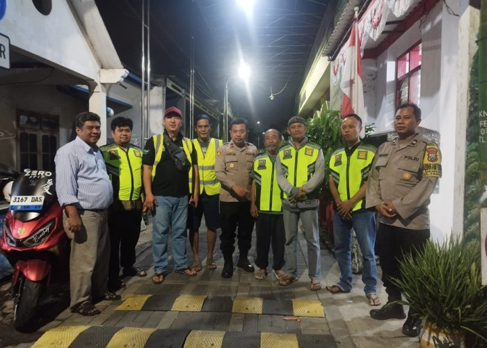 Perkuat Keamanan Lingkungan, Kapolsek Tandes Sambangi Pos Kampling Manukan dan Sosialisasi Call Center 110