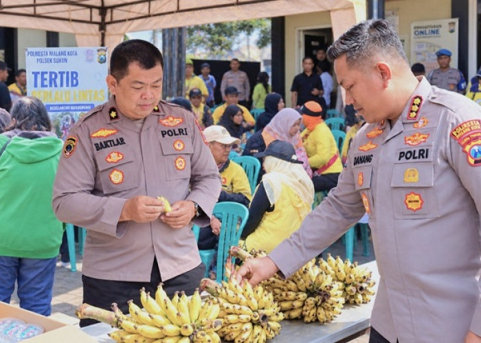 Warga  Makan Bersama dan Dapat Pemeriksaan Kesehatan Gratis di Polsek Sukun