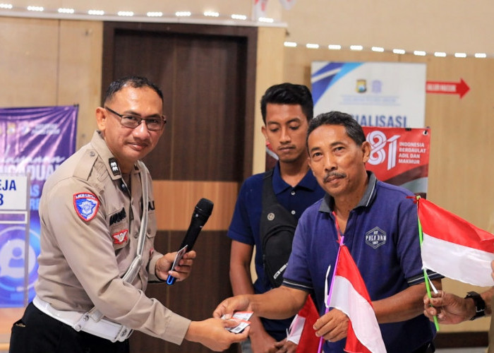 Kado Kemerdekaan dari Satlantas Polres Gresik, 17 Warga Kelahiran 17 Agustus Dapat SIM Gratis