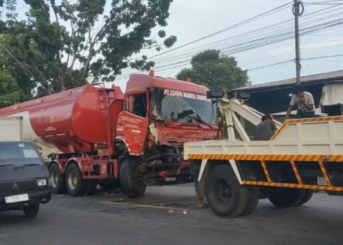 Truk Pertamina Tabrakan Beruntun di Sukorambi Jember, Pengemudi Terjepit