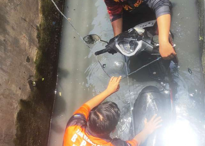 Ngantuk, Pengendara Motor Masuk Gorong-gorong di Dharmahusada Utara