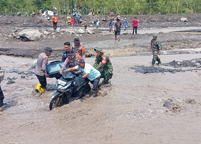 Polres Lumajang Bersama Brimob Polda Jatim Evakuasi Barang Warga Terdampak Banjir Lahar Semeru