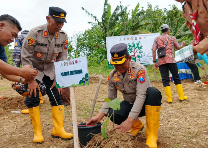 Polresta Banyuwangi Dukung Penanaman Pohon untuk Mitigasi Bencana di Pesanggaran