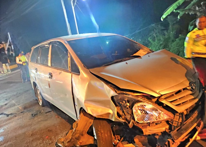 Tunggu KA Melintas, 3 Motor Diseruduk Kijang di Perlintasan Sukorejo Pasuruan