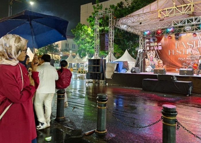 Diguyur Hujan, Panggung SFF 2025 Tetap Membara: Prof Mangestuti Agil Terpukau Suara Emas Pelajar Jatim 